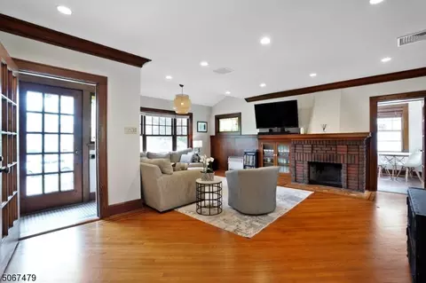 17 S Mountain Rd, Millburn, NJ 07041 photo 2