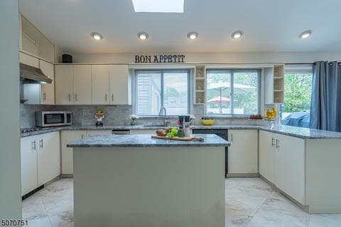 4 Kimberly Pl, Wayne, NJ 07470 photo 2