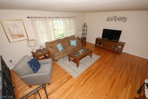 9 Shearn Dr, Middlesex, NJ 08846 photo 6