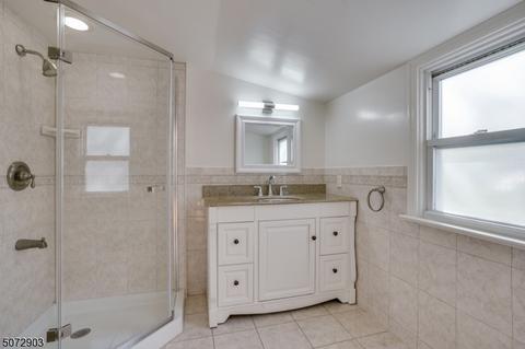 624 Freeland Ave, Paramus, NJ 07652 photo 16