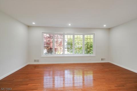 624 Freeland Ave, Paramus, NJ 07652 photo 6