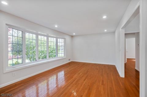 624 Freeland Ave, Paramus, NJ 07652 photo 4