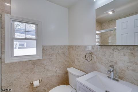 624 Freeland Ave, Paramus, NJ 07652 photo 12