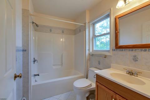 39 Union Ct, Wanaque Boro, NJ 07420 photo 11