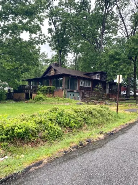 55 Lake Dr W, Wayne, NJ 07470 photo 1