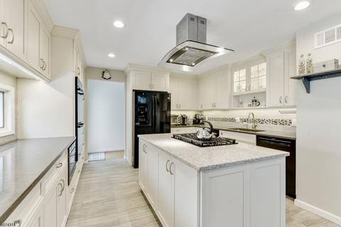 18 Cardinal Way, Wayne, NJ 07470 photo 4