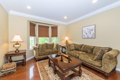 8 Farm View Ct, Wayne, NJ 07470 photo 3