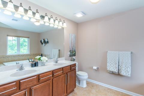 8 Farm View Ct, Wayne, NJ 07470 photo 15