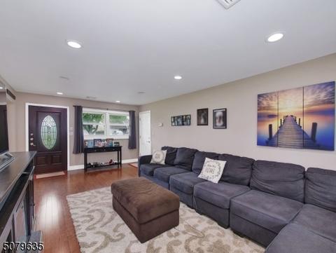 19 Stuart Ln, Wayne, NJ 07470 photo 3