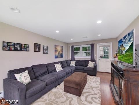 19 Stuart Ln, Wayne, NJ 07470 photo 4