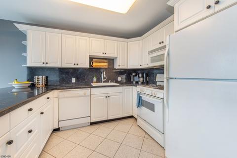 52 Skyview Ter, Clifton, NJ 07013 photo 4