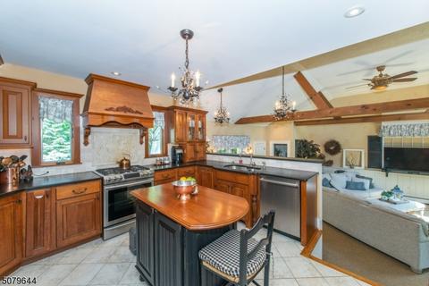 110 Carol Pl, Wayne, NJ 07470 photo 6