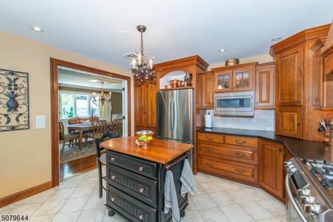 110 Carol Pl, Wayne, NJ 07470 photo 8