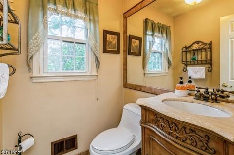 72 Fairmount Pl, Paramus, NJ 07652 photo 11
