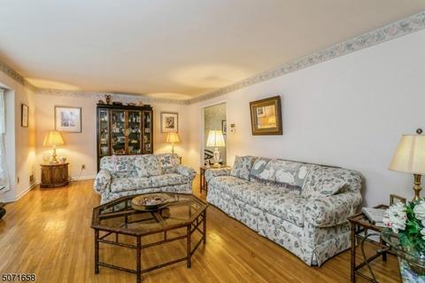 72 Fairmount Pl, Paramus, NJ 07652 photo 4