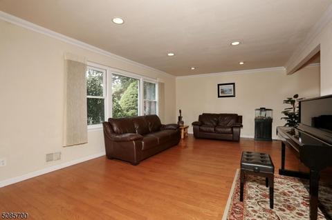 23 Holyoke Rd, Wayne, NJ 07470 photo 4