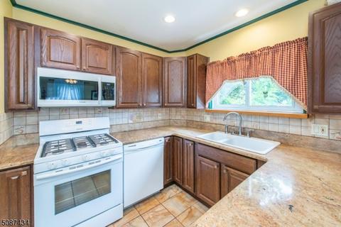 11 Comley Pl, Bloomfield, NJ 07003 photo 4