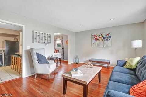 9 Locust Ave, Middlesex, NJ 08846 photo 4