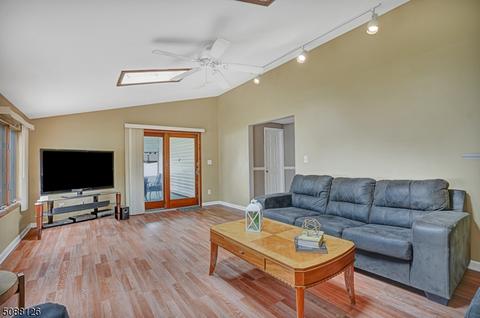 9 Locust Ave, Middlesex, NJ 08846 photo 13