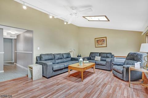 9 Locust Ave, Middlesex, NJ 08846 photo 11