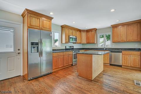 521 Howard Ave, Middlesex, NJ 08846 photo 9