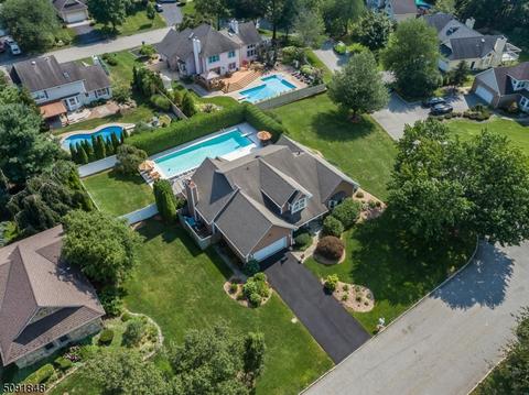 27 Lowell Dr, Wayne, NJ 07470 photo 2