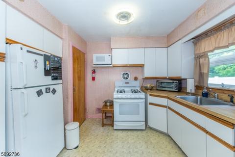 69 Ivanhoe Ter, Bloomfield, NJ 07003 photo 8