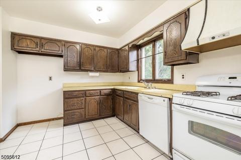 15 Daniel Ct, Saddle Brook, NJ 07663 photo 10