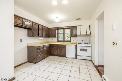 15 Daniel Ct, Saddle Brook, NJ 07663 photo 9