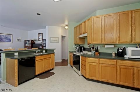 32 Saxton Dr, Hackettstown, NJ 07840 photo 2