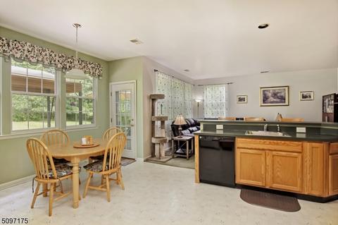 32 Saxton Dr, Hackettstown, NJ 07840 photo 3