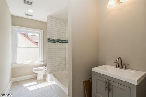 563 Berkeley Ave, Orange, NJ 07050 photo 22