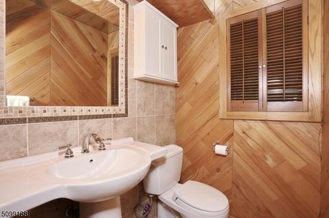 66 Brown Cir, Paramus, NJ 07652 photo 24