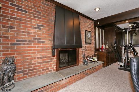66 Brown Cir, Paramus, NJ 07652 photo 22