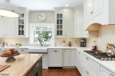 44 Hall Dr, Clark, NJ 07066 photo 9