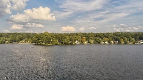 35 Lake Dr E, Wayne, NJ 07470 photo 2