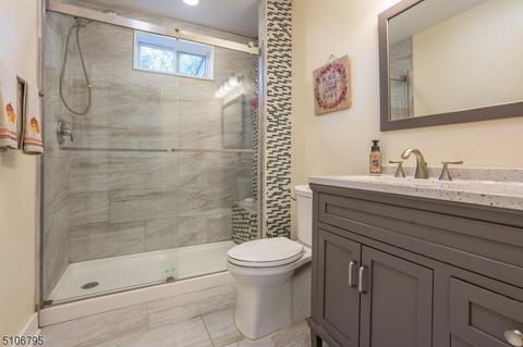 596 Mountain View Ter, Middlesex, NJ 08846 photo 14
