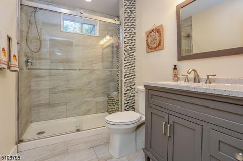 596 Mountain View Ter, Middlesex, NJ 08846 photo 15