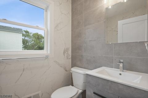 106 Patterson St, Harrison, NJ 07029 photo 9
