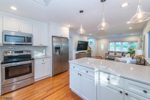 77 Hardwick Ln, Wayne, NJ 07470 photo 3