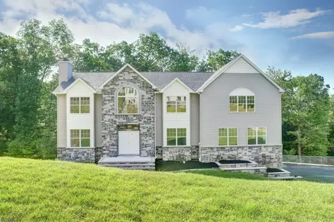 41 Beverly St, Randolph, NJ 07869