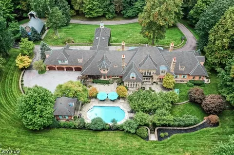 8 Chapel Ln, Mendham, NJ 07945