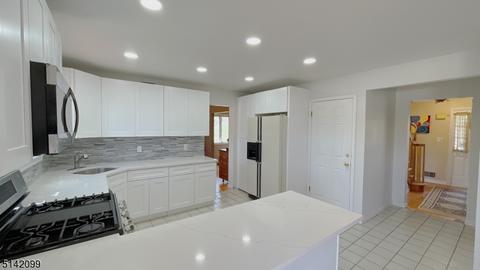 140 Lions Head Dr W, Wayne, NJ 07470 photo 4