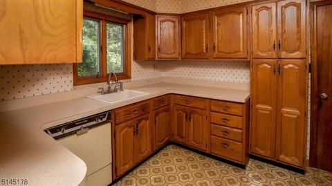 4 Archung Rd, Wayne, NJ 07470 photo 5
