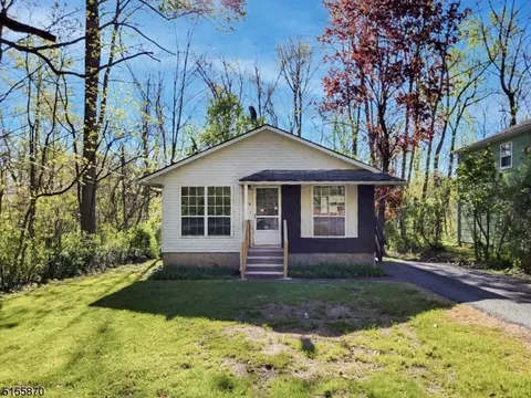 74 W Shore Dr, Vernon, NJ 07462