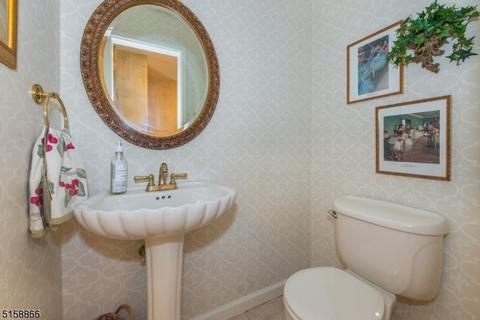 30 Debbie Ct, Wayne, NJ 07470 photo 19