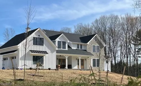 2 Valley Pl, Chester, NJ 07930
