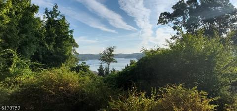 134 Maxim Dr, Hopatcong Boro, NJ 07843