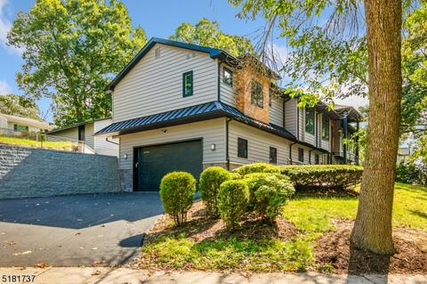 346 Maplewood Dr, Paramus, NJ 07652 photo 2