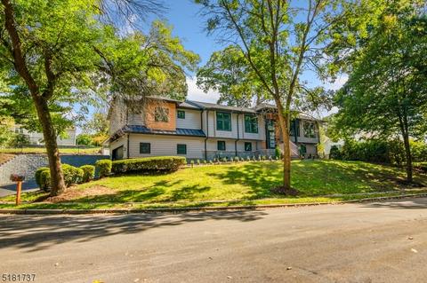 346 Maplewood Dr, Paramus, NJ 07652 photo 3